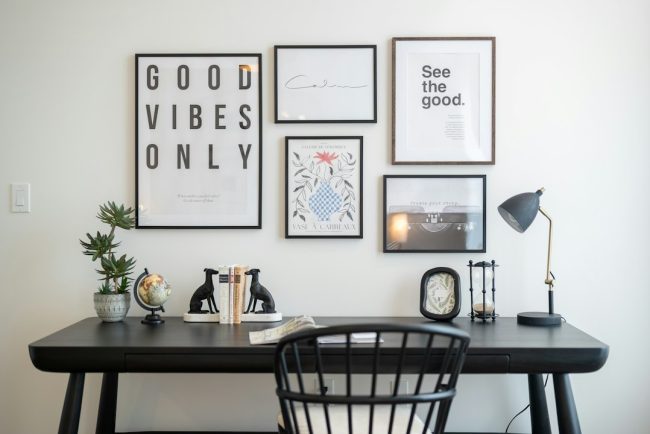 Photo minimalist reading nook desk lamp